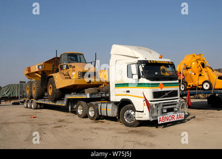 Eine Südafrikanische Lkw-konvoi kreuze Sambia für Kongo gebunden, die schwere Bergbaugeräte Stockfoto