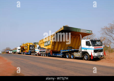 Eine Südafrikanische Lkw-konvoi kreuze Sambia für Kongo gebunden, die schwere Bergbaugeräte Stockfoto