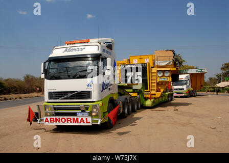 Eine Südafrikanische Lkw-konvoi kreuze Sambia für Kongo gebunden, die schwere Bergbaugeräte Stockfoto