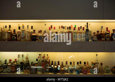 Eine Vielzahl von Tequila und Mezcal Marken ausgestellt in Tequila und Mezcal Museum (Museo del Tequila y el Mezcal). Mexiko City, CDMX, Mexiko. Jun 2019 Stockfoto