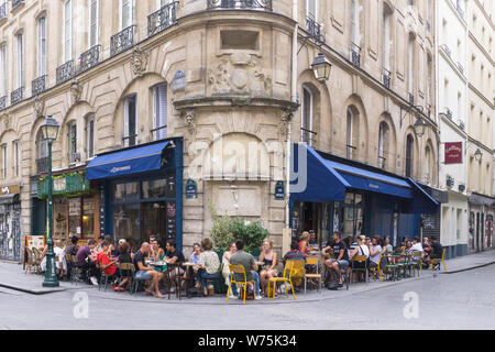 Paris Café in der 2. Arrondissement - Cafe La Cordonerie auf der Ecke der Rue Greneta und der Rue Saint-Denis am späten Nachmittag, Paris, Frankreich, Europa. Stockfoto