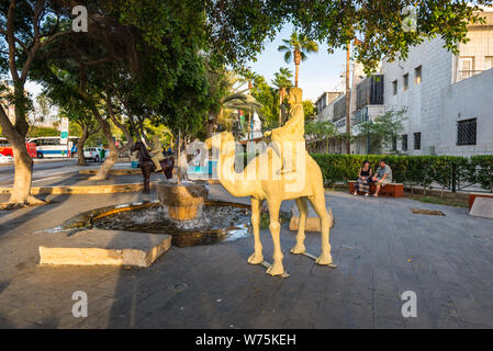 Aqaba, Jordanien - November 6, 2017: Statue eines Beduinen auf einem Kamel in Aqaba, Jordanien. Stockfoto