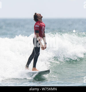 Orange County, USA. 4 Aug, 2019. Der brazail Yago Dora feiert nach dem Endspiel von Vans US Open des Surfens in Huntington Beach, Kalifornien, USA, August 4, 2019. Credit: Qian Weizhong/Xinhua/Alamy leben Nachrichten Stockfoto