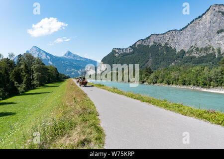 Maienfeld GR/Schweiz - 4. August 2019: Pferd und Wagen sightseeing Tour entlang des Rheins und Maienfeld in den Schweizer Alpen Stockfoto