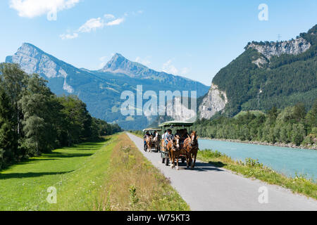 Maienfeld GR/Schweiz - 4. August 2019: Pferd und Wagen sightseeing Tour entlang des Rheins und Maienfeld in den Schweizer Alpen Stockfoto