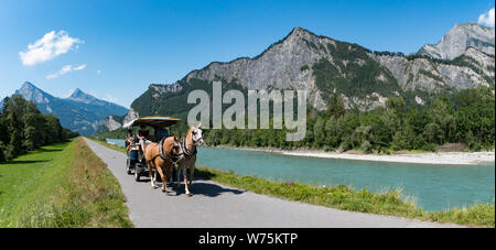 Maienfeld GR/Schweiz - 4. August 2019: Pferd und Wagen sightseeing Tour entlang des Rheins und Maienfeld in den Schweizer Alpen Stockfoto