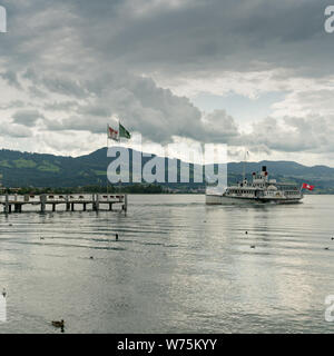 Rapperswil SG/Schweiz - 3. August 2019: Passagier Dampfschiff auf dem See Zuirch im Hafen von Rapperswil Stockfoto