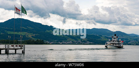 Rapperswil SG/Schweiz - 3. August 2019: Passagier Dampfschiff auf dem See Zuirch im Hafen von Rapperswil Stockfoto