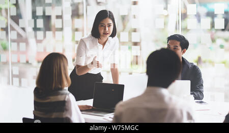 Intelligente Geschäftsfrau führende Unternehmen Präsentation im Konferenzraum Stockfoto