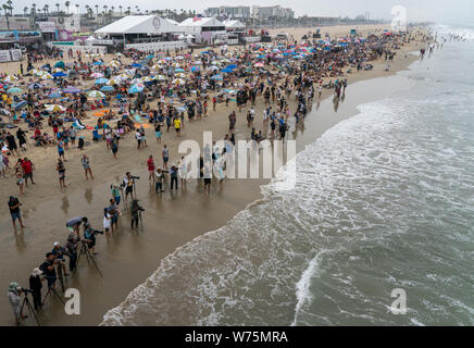 Orange County, USA. 4 Aug, 2019. Die Menschen sehen das Finale von Vans US Open des Surfens in Huntington Beach, Kalifornien, USA, am Aug 4, 2019. Credit: Qian Weizhong/Xinhua/Alamy leben Nachrichten Stockfoto