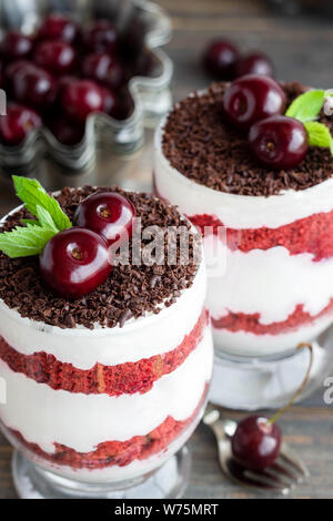 Licht berry Dessert. Kleinigkeit aus rotem Samt mit Kirschen und Sahne Käse Stockfoto