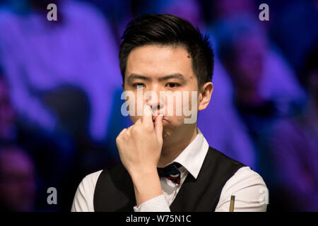 Xiao Guodong von China hält einen Schuß zu Martin Gould von England in ihrer vierten Runde während der 2017 Betway UK Championship Snooker tournamen Stockfoto