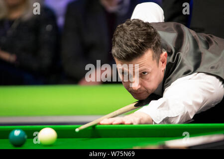 Peter Linien von England spielt einen Schuß zu Mark Allen in Nordirland in die 1/16-Finale während der 2017 Betway UK Championship Snooker Tournam Stockfoto