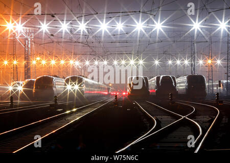 CRH (China Railway High speed) bullet Züge auf der Xi'an - Chengdu (xicheng) High-Speed Railway zu bedienen sind Bereitschaft für Reisen bei einer Wartung sta Stockfoto