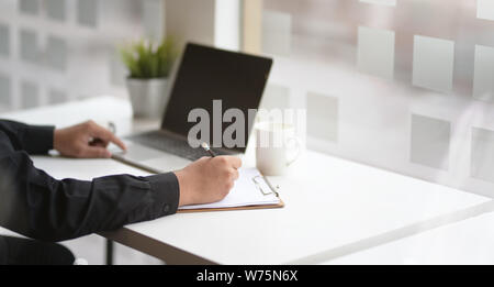 Motiviert man sich auf sein Projekt während mit Laptop Stockfoto