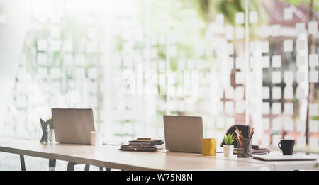 Modernen Arbeitsplatz mit Laptops und Bürobedarf Stockfoto
