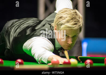 Neil Robertson von Australien spielt einen Schuß zu John Higgins von Schottland in ihrem Halbfinale während der 2017 Dafabet Scottish Open snooker tournamen Stockfoto