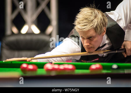 Neil Robertson von Australien spielt einen Schuß zu John Higgins von Schottland in ihrem Halbfinale während der 2017 Dafabet Scottish Open snooker tournamen Stockfoto