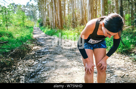 Weibliche Athleten pausieren bei einem Trail Wettbewerb Stockfoto