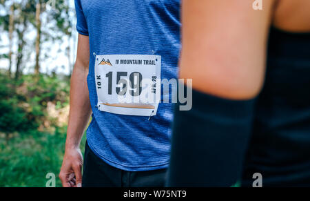 Paar Trailrunner mit ihren Bibs platziert Stockfoto