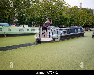 Schmale Boot auf Regents Park canal Klein Venedig London UK Stockfoto