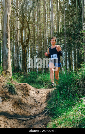 Mann Teilnahme an Trail race Stockfoto