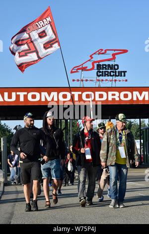 Brünn, Tschechien. 04 Aug, 2019. Die Zuschauer an der Rennstrecke in Brünn, Tschechische Republik, am 4. August 2019, in der Tschechischen Republik Motorrad Grand Prix 2019. Credit: Vaclav Salek/CTK Photo/Alamy leben Nachrichten Stockfoto