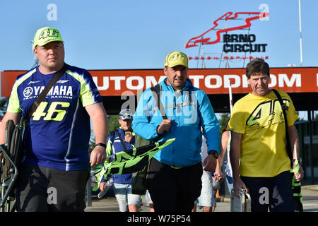 Brünn, Tschechien. 04 Aug, 2019. Die Zuschauer an der Rennstrecke in Brünn, Tschechische Republik, am 4. August 2019, in der Tschechischen Republik Motorrad Grand Prix 2019. Credit: Vaclav Salek/CTK Photo/Alamy leben Nachrichten Stockfoto