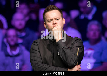 Shaun Murphy von England hält einen Schuß zu Ronnie O'Sullivan von England in ihrem letzten Spiel während der 2017 Betway UK Championship Snooker tournamen Stockfoto