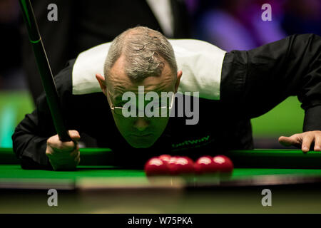 Martin Gould von England hält einen Schuß zu Xiao Guodong von China in ihre vierte Runde während der 2017 Betway UK Championship Snooker tournamen Stockfoto