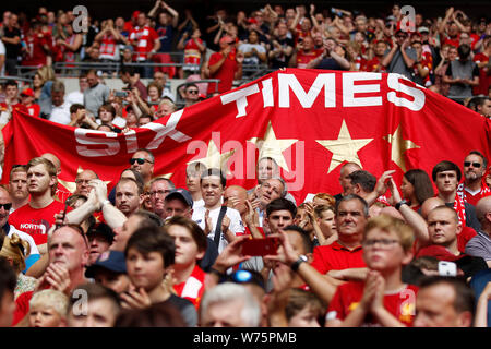 London, Großbritannien. 04 Aug, 2019. Liverpool Fans halten ein Banner mit der Darstellung der 6. Europäischen Cup vor kurzem während der 2019 FA Community Shield Match zwischen Liverpool und Manchester City im Wembley Stadion, London, England am 4. August 2019 gewonnen. Foto von Carlton Myrie. Nur die redaktionelle Nutzung, eine Lizenz für die gewerbliche Nutzung erforderlich. Keine Verwendung in Wetten, Spiele oder einer einzelnen Verein/Liga/player Publikationen. Credit: UK Sport Pics Ltd/Alamy leben Nachrichten Stockfoto