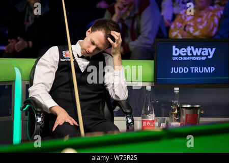 Judd Trump von England reagiert, als er beobachtet, Graeme Dott von Schottland spielen in Ihren 1/16 Finale während der 2017 Betway UK Championship Snooker zu Stockfoto