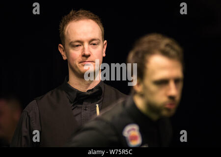 Chris Wakelin von England reagiert, als er beobachtet, Judd Trump von England spielen einen Schuß in ihrer zweiten Runde während der 2017 Betway UK Championship Stockfoto