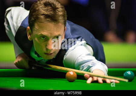 Ken Doherty von Irland spielt einen Schuß zu Neil Robertson von Australien in der zweiten Runde während der 2017 Betway UK Championship Snooker tourname Stockfoto