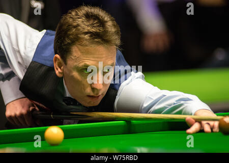 Ken Doherty von Irland spielt einen Schuß zu Neil Robertson von Australien in der zweiten Runde während der 2017 Betway UK Championship Snooker tourname Stockfoto