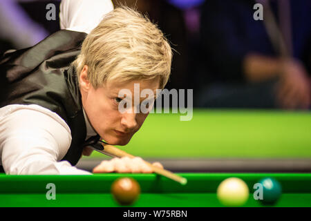 Neil Robertson von Australien spielt einen Schuß an Ken Doherty von Irland in ihrer zweiten Runde während der 2017 Betway UK Championship Snooker tourname Stockfoto