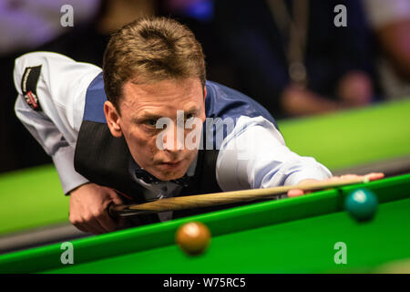 Ken Doherty von Irland spielt einen Schuß zu Neil Robertson von Australien in der zweiten Runde während der 2017 Betway UK Championship Snooker tourname Stockfoto