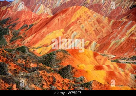 Blick auf bunte Felsformationen am Zhangye Danxia Relief geologischen Park in der Provinz Gansu, China, 25. September 2017. Die Rainbow Bergen Stockfoto