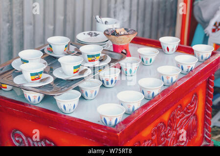Traditionelle Tasse Aethiopische Kaffee mit aromatischen Essenz serviert. Zeremonie mit Weihrauch und Myrrhe, entzündet durch eine heisse Kohle Rauch, carri zu produzieren Stockfoto