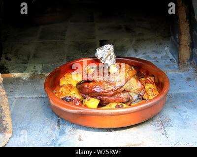 Kleftiko, traditionelle kretische Gerichte, bestehend aus Lamm mit Kartoffeln im Ofen. Stockfoto