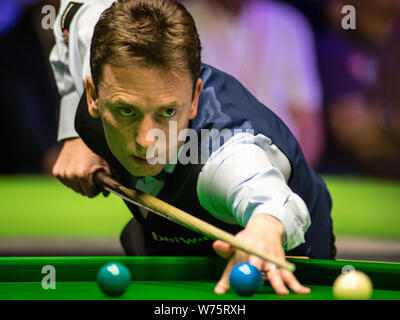 Ken Doherty von Irland spielt einen Schuß zu Neil Robertson von Australien in der zweiten Runde während der 2017 Betway UK Championship Snooker tourname Stockfoto