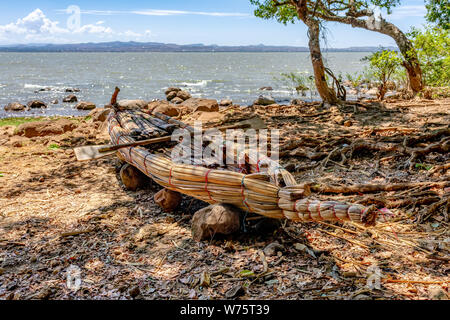 Die traditionelle Fischerei Papyrusboot aus Schilf, am Lake Tana in Bahir Dar, Äthiopien Stockfoto