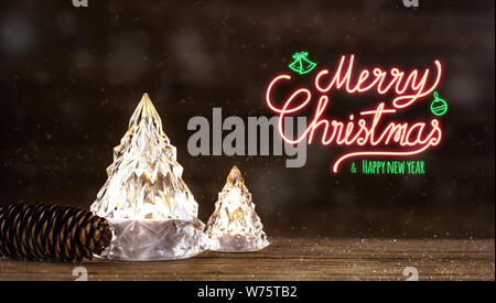 Frohe Weihnachten und guten Rutsch ins neue Jahr Leuchtreklame mit modernen Glas Christbaum mit Lichtern auf Dunkler Holztisch mit Wand für Urlaub feiern Gruß Stockfoto