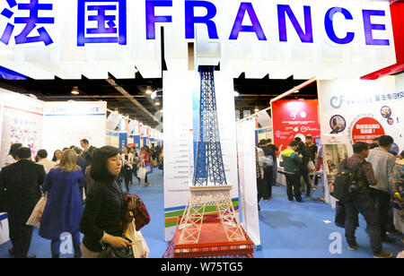 ---- Leute besuchen einen Stand im Ausstellungsbereich für Frankreich während der China Education Expo 2017 CEE (2017), im China National Convention Center in Stockfoto