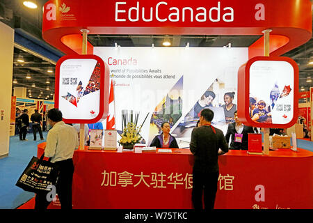 ---- Leute besuchen einen Stand im Ausstellungsbereich für Kanada während der China Education Expo 2017 CEE (2017), im China National Convention Center in Stockfoto