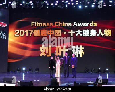 Der 50-jährige Chinesische fitnessfan Liu Yelin, zweite links, besucht die Fitness China Preisverleihung in Peking, China 2017, 16. Dezember 2017. T Stockfoto