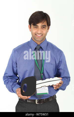 Sales executive mit Autoschlüssel Stockfoto