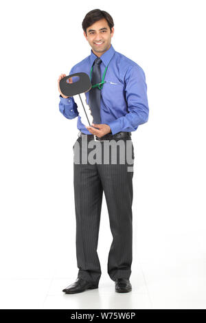 Sales executive mit Autoschlüssel Stockfoto