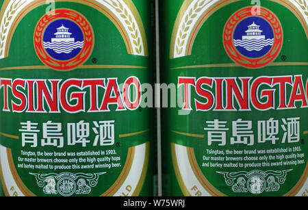 ------ Flaschen Tsingtao Beer Tsingtao Brauerei sind in Ji'Nan, der ostchinesischen Provinz Shandong, 7. November 2017. Chinesische conglo Stockfoto