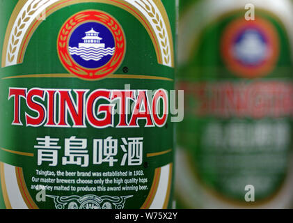 ------ Flaschen Tsingtao Beer Tsingtao Brauerei sind in Ji'Nan, der ostchinesischen Provinz Shandong, 7. November 2017. Chinesische conglo Stockfoto